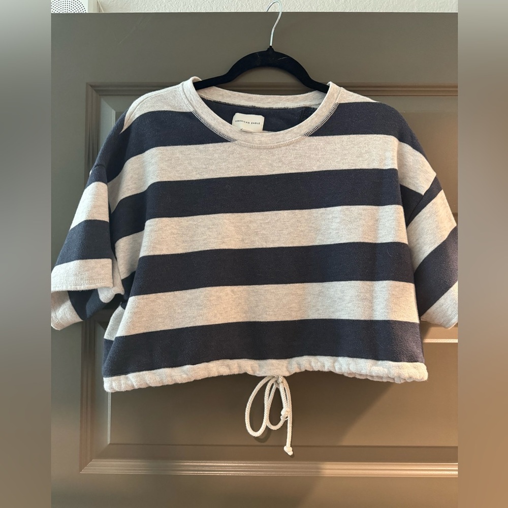 Cropped American Eagle shirt